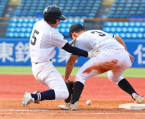 日比谷対開成 6回表日比谷2死二、三塁、敵失で一塁に走り込んだ西本智宏(左)と開成・山中英人が交錯。その間に2点が入る(撮影・野上伸悟)