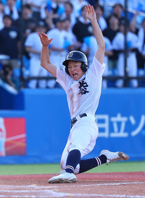 日比谷対開成 8回表日比谷2死二塁、三盗後に一気に生還する青賢太郎(撮影・野上伸悟)