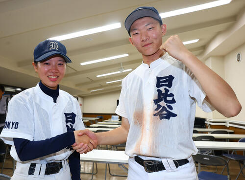 開成も勝利し握手する日比谷・野上杏助監督(左)と青賢太郎主将(撮影・野上伸悟)