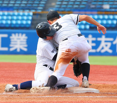 日比谷対開成 6回表日比谷2死二、三塁、敵失で一塁に走り込んだ西本智宏(左)と開成・山中英人が交錯。その間に2点が入る(撮影・野上伸悟)