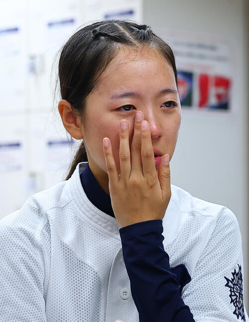 日比谷対開成 勝利した日比谷・野上杏助監督は、取材対応中に涙ぐむ(撮影・野上伸悟)