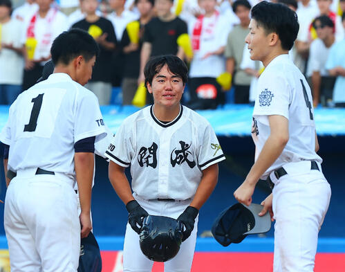 日比谷対開成 惜敗するも、さわやかな表情であいさつする開成・中野尊主将(撮影・野上伸悟)