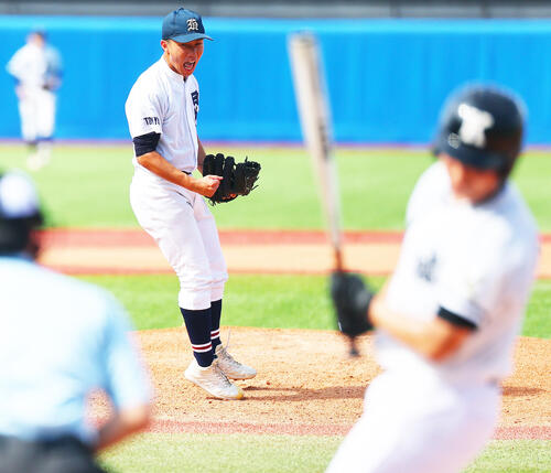 日比谷対開成 1回裏開成2死、林昭を空振り三振に仕留めほえる松井佑樹(撮影・野上伸悟)
