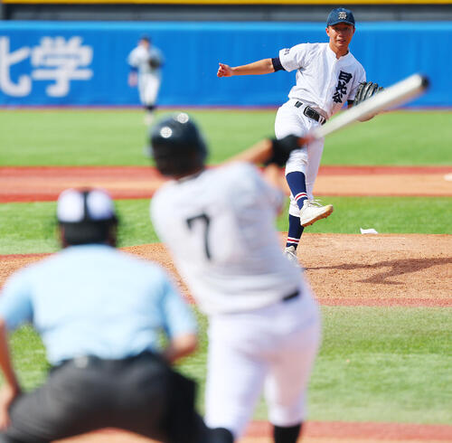 日比谷対開成 1回裏開成2死、林昭を空振り三振に仕留める松井佑樹(撮影・野上伸悟)