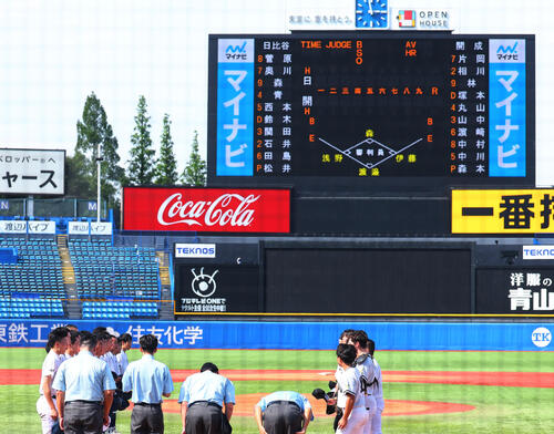 日比谷対開成 試合開始のあいさつを行う日比谷(左列)と開成の選手たち(撮影・野上伸悟)