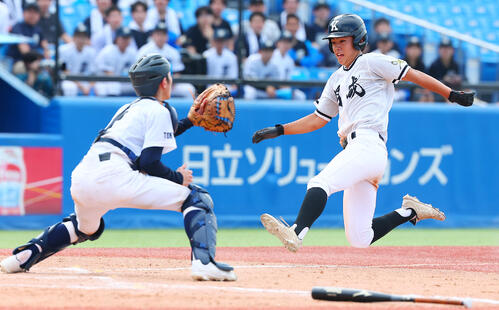 日比谷対開成 5回裏開成無死二、三塁、三塁の野選で先制の生還を果たす中村優甫(撮影・野上伸悟)