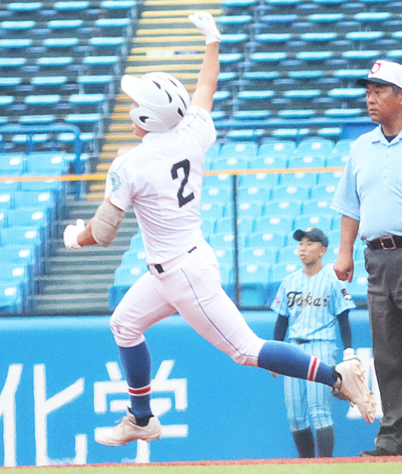 東海大高輪台対錦城学園　9回、サヨナラ打を放ち拳を突き上げる錦城学園・沢根健太（撮影・栗林真菜）＝2026年7月6日