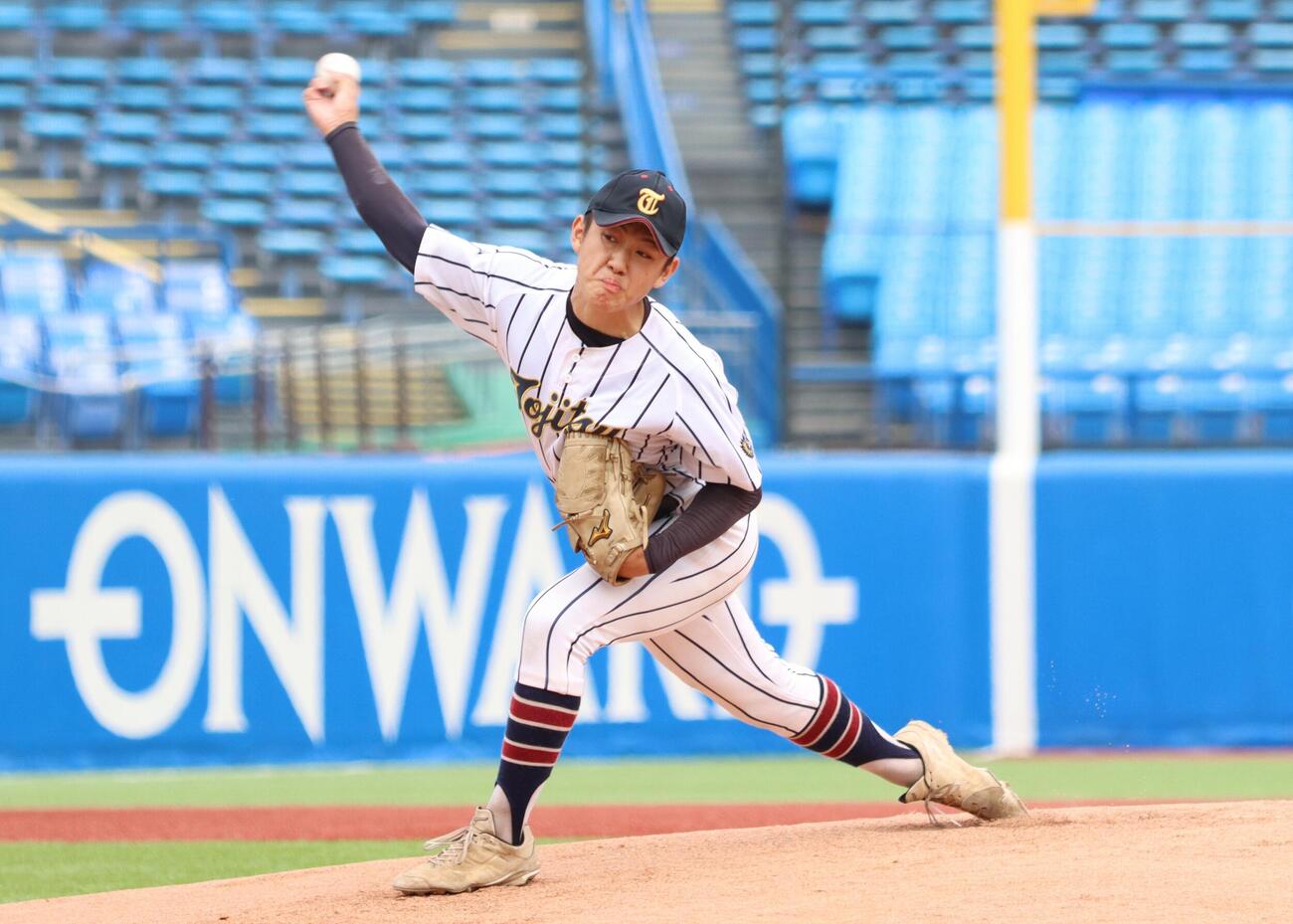 日体大荏原対東京実　力投する先発の東京実・藤田徠蓮（撮影・栗林真菜）＝2026年7月6日、神宮球場、東東京大会