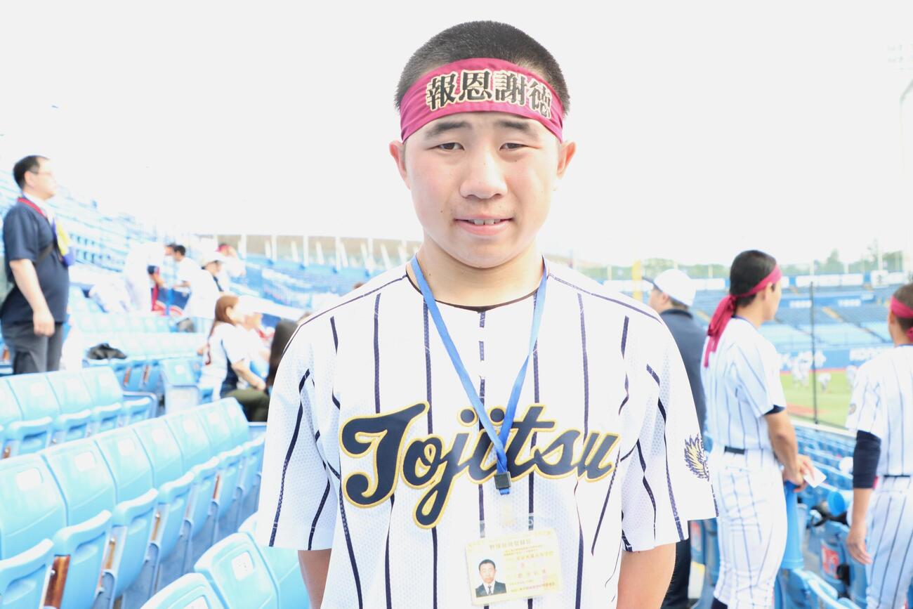 はちまきをつけスタンドから応援する東京実・酒井佑稀（撮影・栗林真菜）