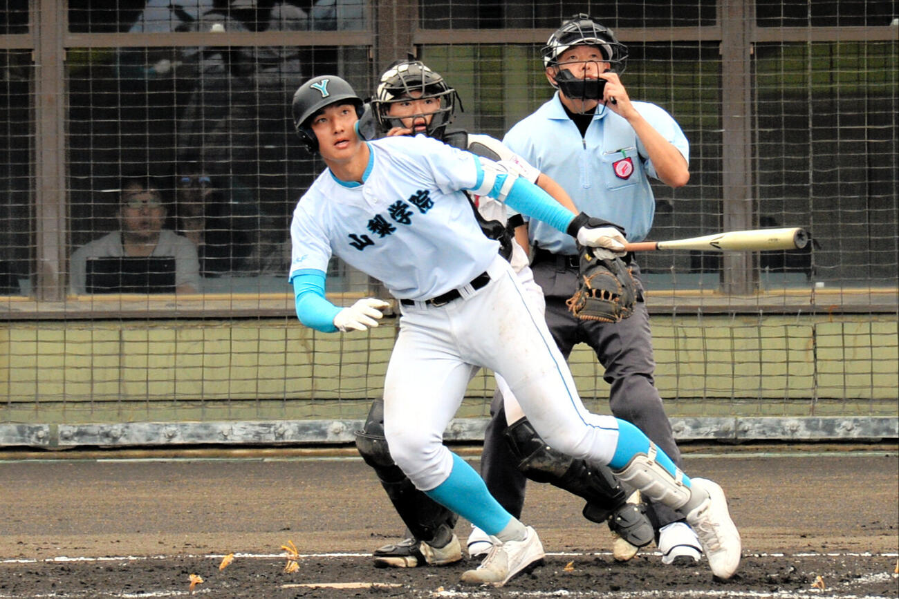 韮崎対山梨学院　3回裏山梨学院無死三塁、山梨学院の菰田陽生は左越え2点本塁打を放つ（朝日新聞）