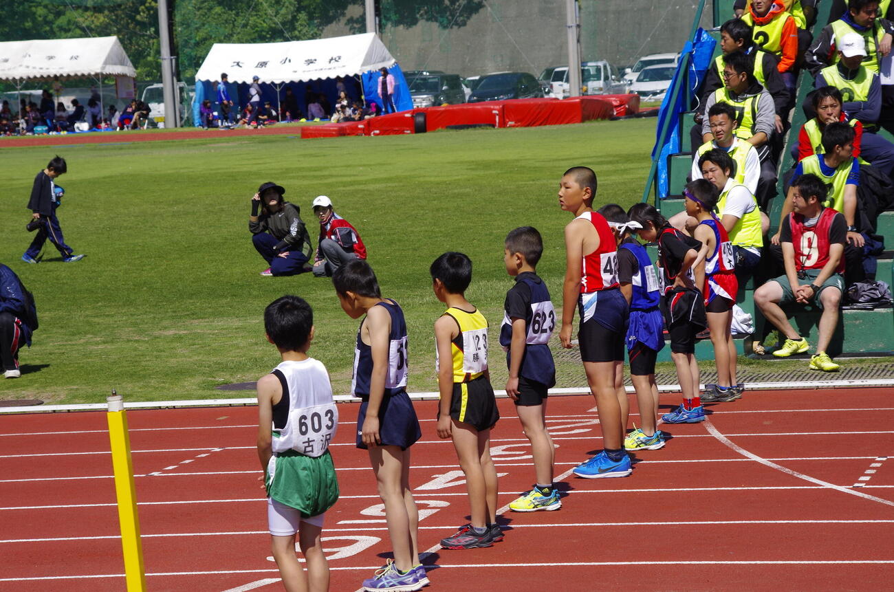 地元の陸上大会に出場する小学4年時の菰田陽生。既に頭一つ分抜けている