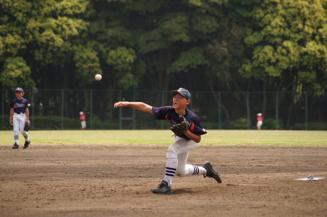 目一杯に腕を振り力強い球を放るの小学4年の菰田陽生