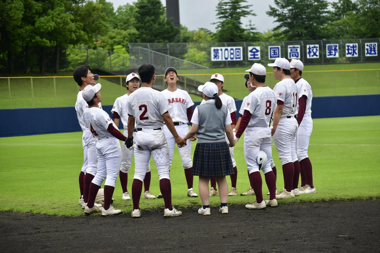 韮崎対山梨学院　試合前に円陣を組む韮崎(撮影・平山連)
