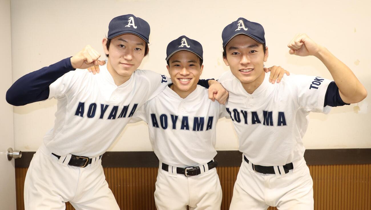 第108回全国高校野球東東京大会　2回戦　青山対大森　初戦を突破しガッツポーズをする青山・左から歳森陽介、鶴留祐太、斎藤歩積（撮影・栗林真菜）
