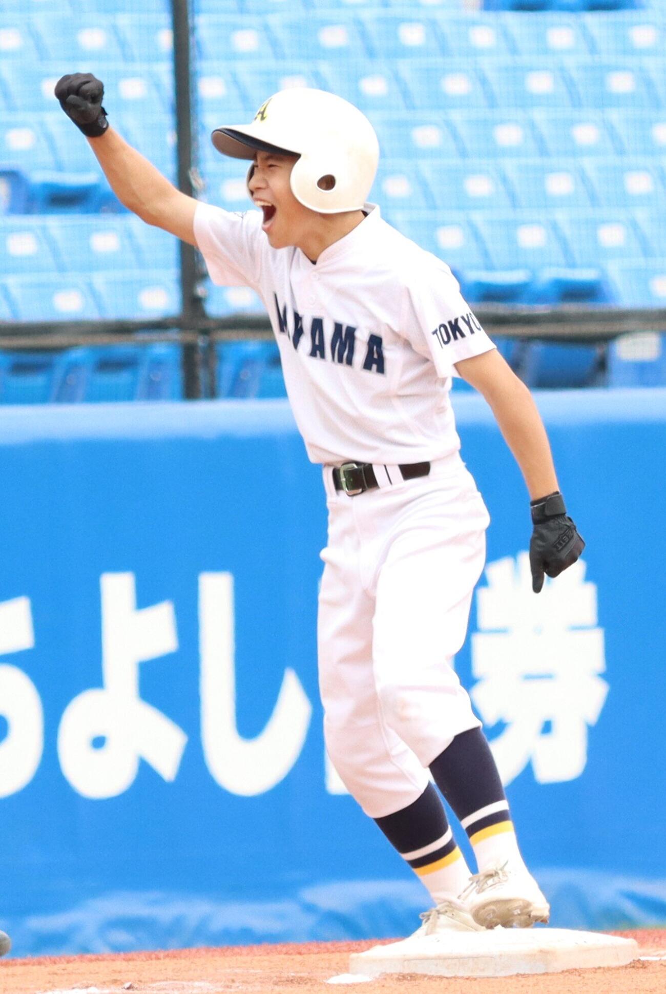 第108回全国高校野球東東京大会　2回戦　青山対大森　適時三塁打を放ちベンチにガッツポーズをする青山・鶴留祐太（撮影・栗林真菜）