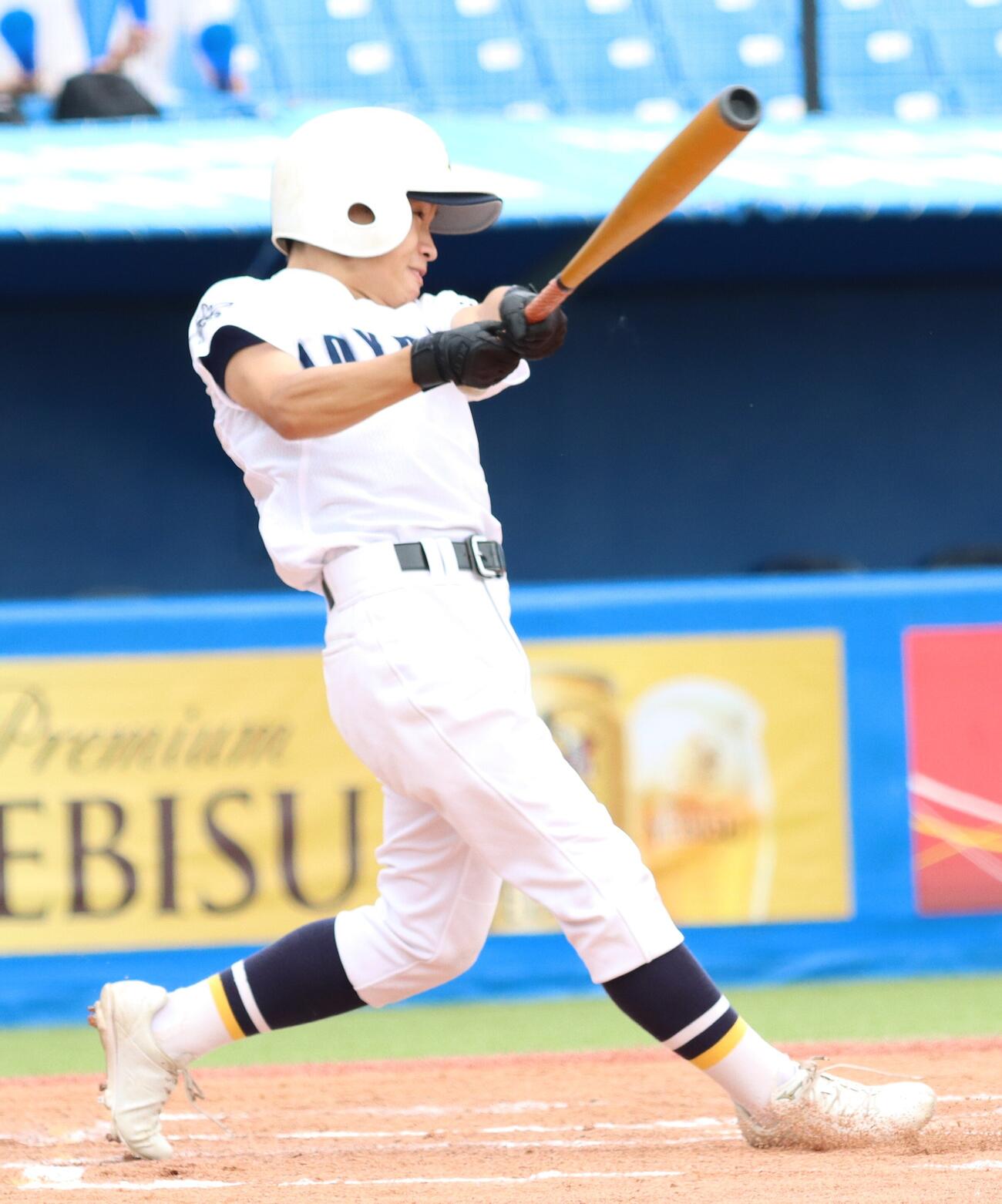 第108回全国高校野球東東京大会　2回戦　青山対大森　走者一掃の適時三塁打を放った青山・鶴留祐太（撮影・栗林真菜）
