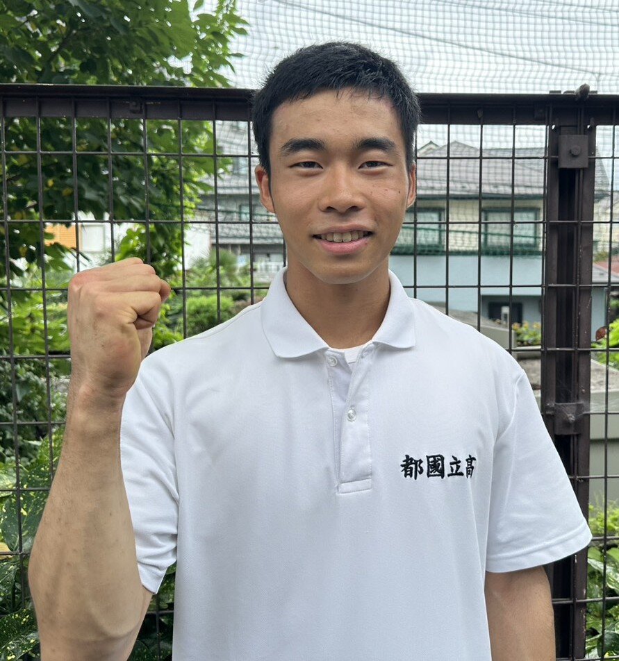 笑顔でガッツポーズする国立・中島大河（撮影・田島優大）