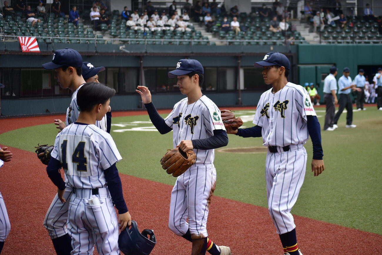 無失点に切り抜けベンチに戻る城郷ナイン（撮影・平山連）