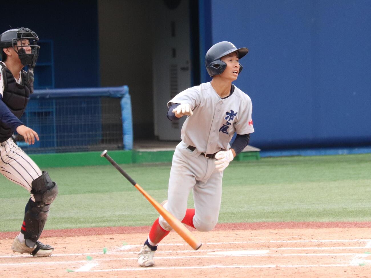 関東六浦戦の5回、勝ち越しの適時三塁打を放つ市ケ尾・黒井快都（撮影・保坂淑子）