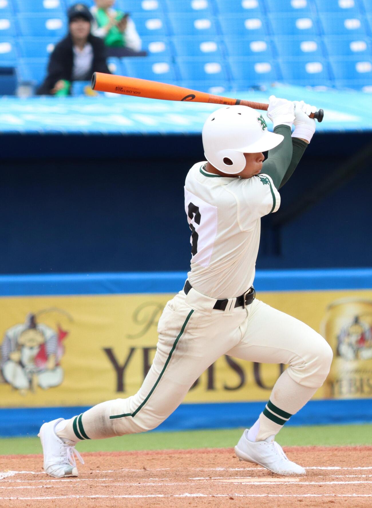 第108回全国高校野球東東京大会　2回戦　葛西南対二松学舎大付　適時打を放つ二松学舎大付・岡野大陽（撮影・栗林真菜）＝2026年7月7日
