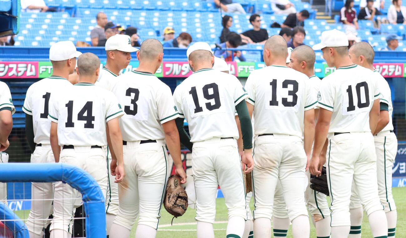 第108回全国高校野球東東京大会　2回戦　葛西南対二松学舎大付　攻撃の前に円陣を作る二松学舎大付の選手たち（撮影・栗林真菜）＝2026年7月7日

