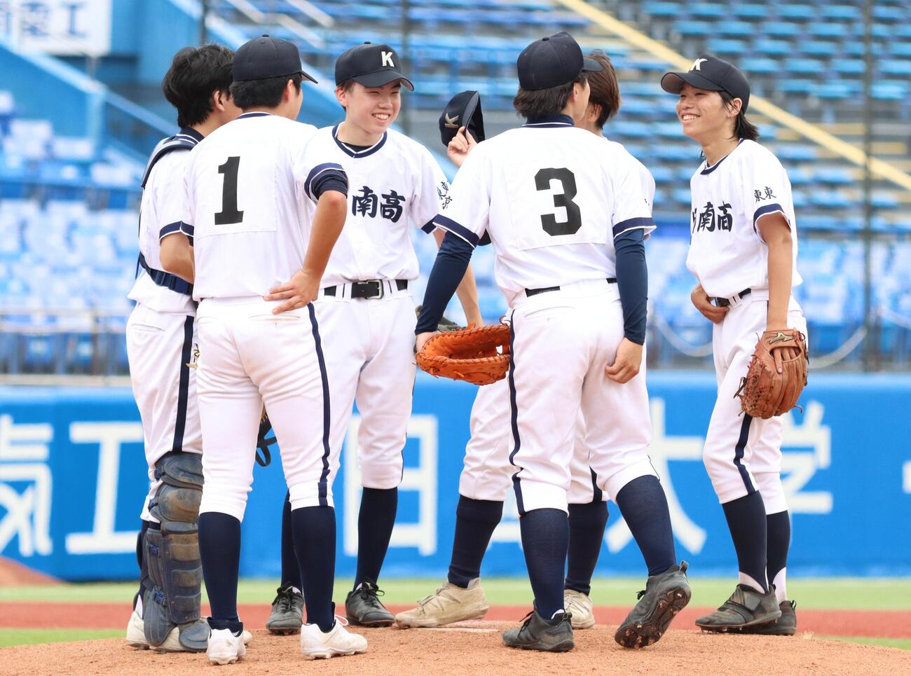 第108回全国高校野球東東京大会　2回戦　葛西南対二松学舎大付　マウンドに集まる葛西南の選手たち（撮影・栗林真菜）