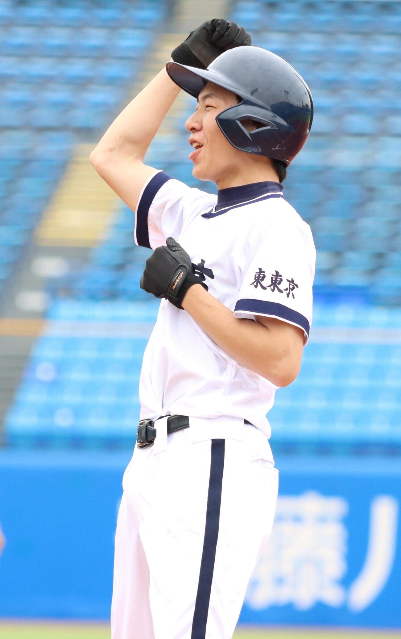 第108回全国高校野球東東京大会　2回戦　葛西南対二松学舎大付　先頭打者で安打を放ち喜ぶ葛西南・杉本統哉（撮影・栗林真菜）

