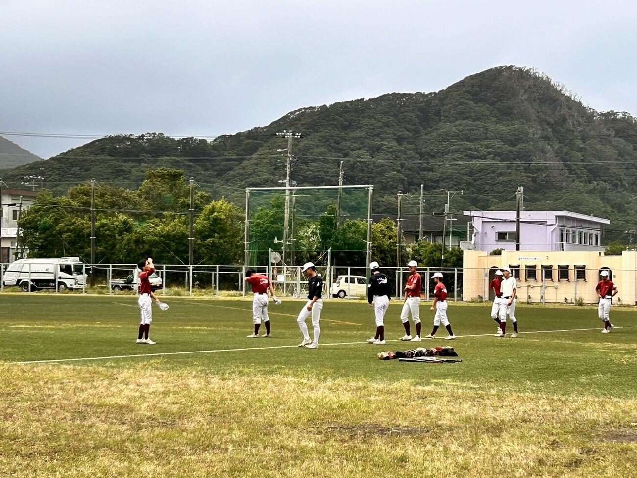 豊かな自然に囲まれた八丈島で野球に打ち込む八丈の選手たち（撮影・平山連）