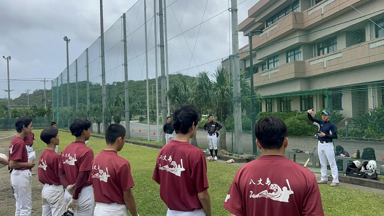 練習試合後には「大人チーム」から気がついたことを指摘を受けることもあった（撮影・平山連）