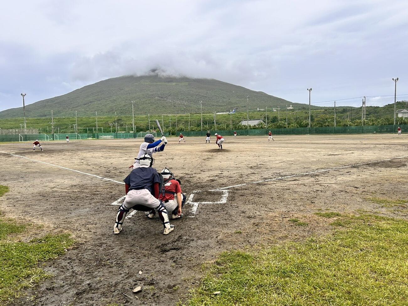 大自然に囲まれた八丈島で野球に打ち込む八丈の選手たち（撮影・平山連）