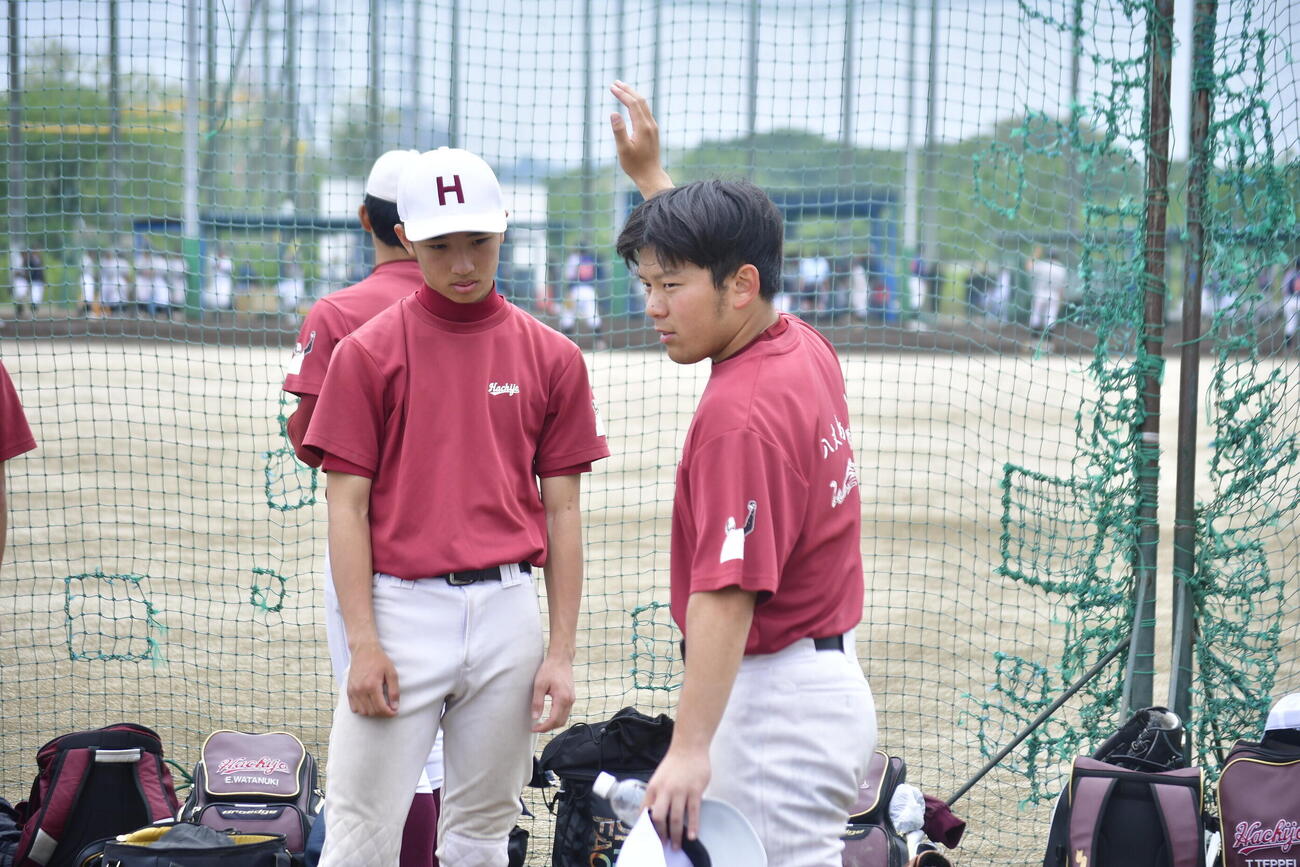 後輩に打撃のタイミングの取り方を教える八丈・長戸路主将（撮影・平山連）