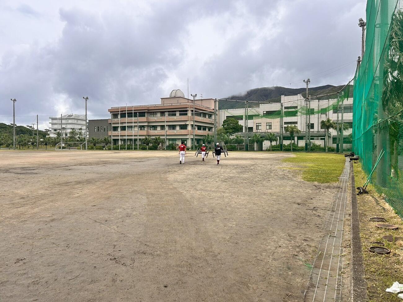 八丈のグラウンド（撮影・平山連）