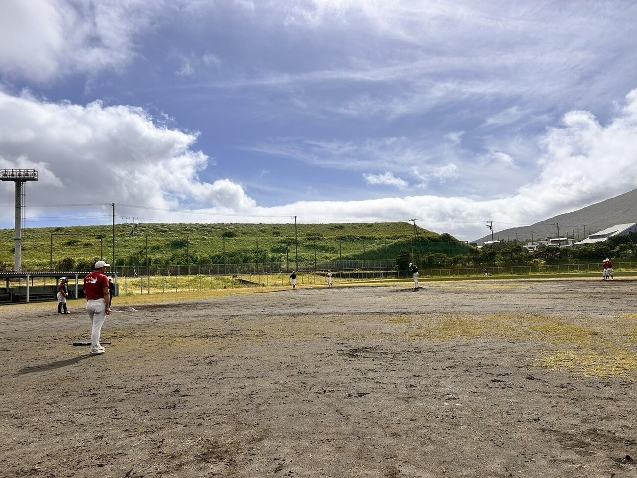 青々とした空の下で、野球に打ち込む八丈の選手たち（撮影・平山連）