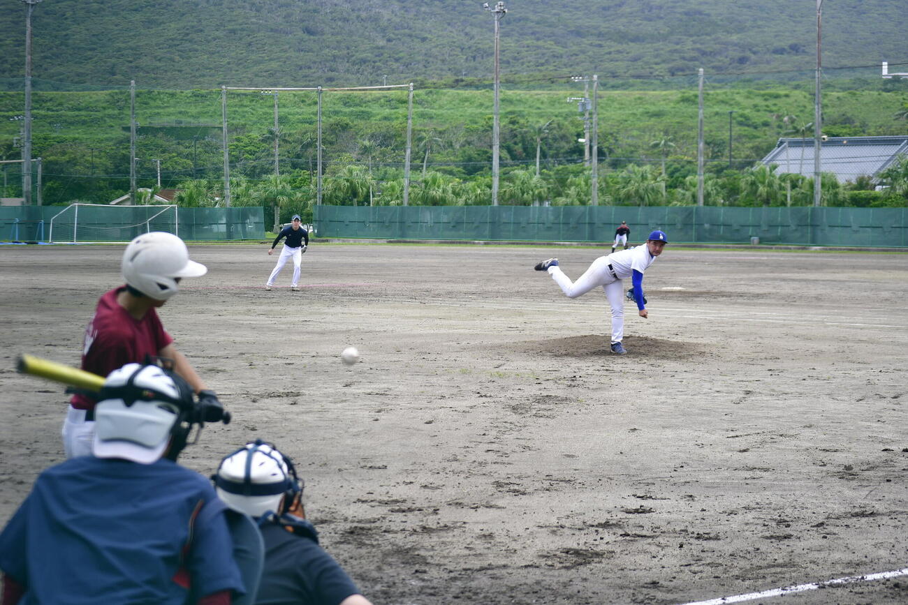 八丈の選手たちは定期的に島内にいる野球経験者を集めた「大人チーム」と練習試合を行っている（撮影・平山連）