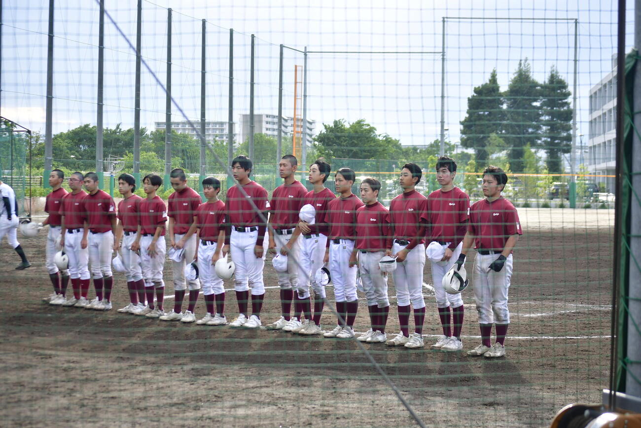 練習試合を終え、来てくれた人たちに礼をする八丈の選手たち（撮影・平山連）