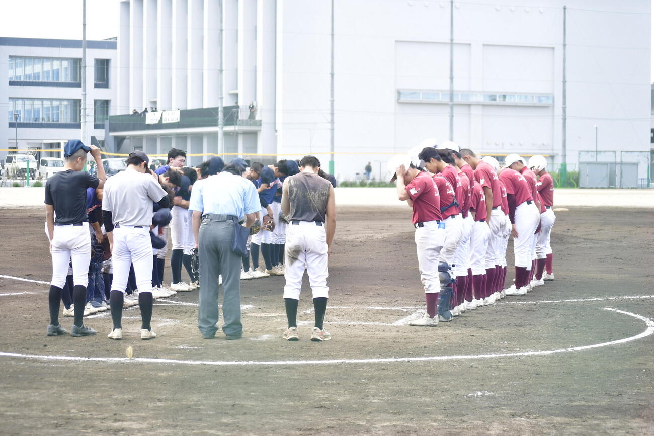 試合前に整列する八丈の選手たち（撮影・平山連）