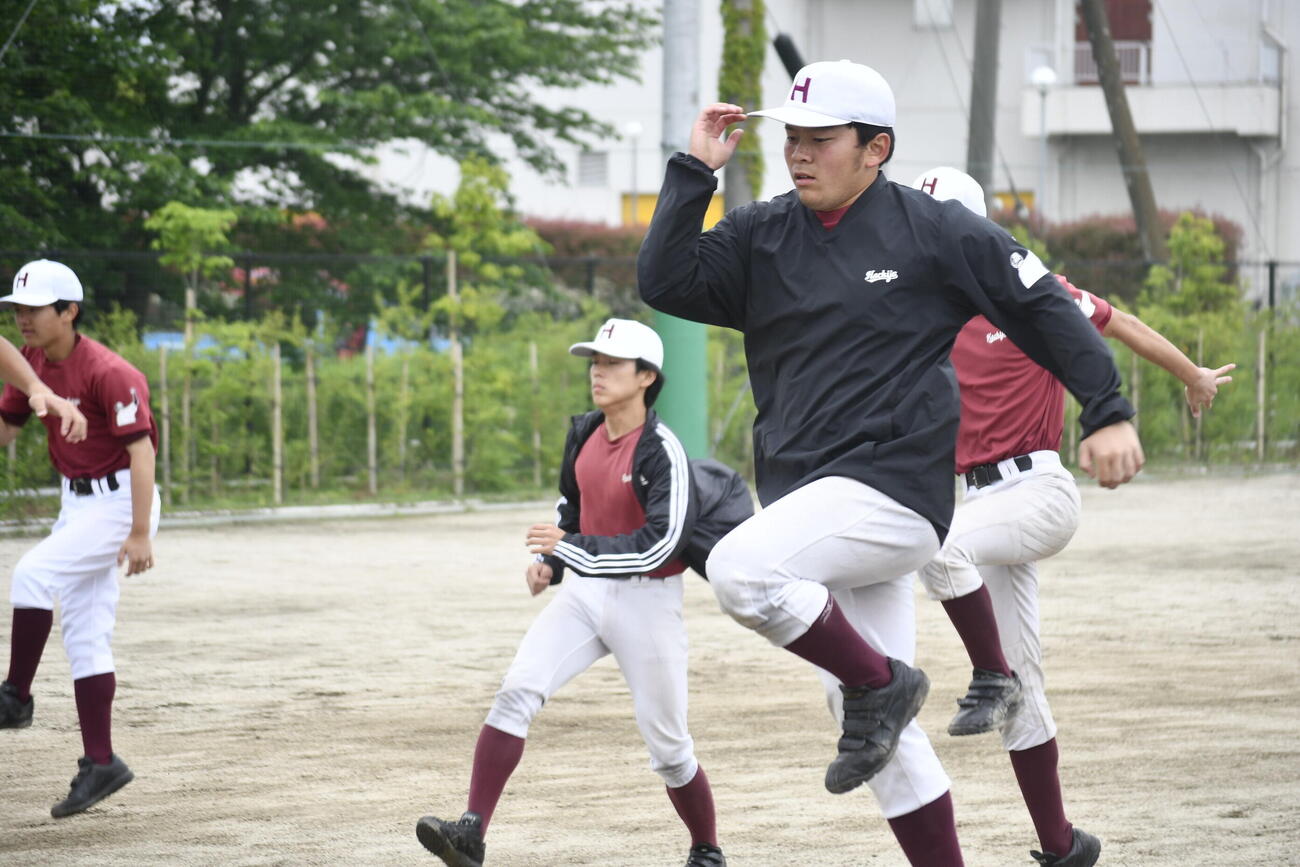 練習試合に向けてアップする八丈の選手たち（撮影・平山連）