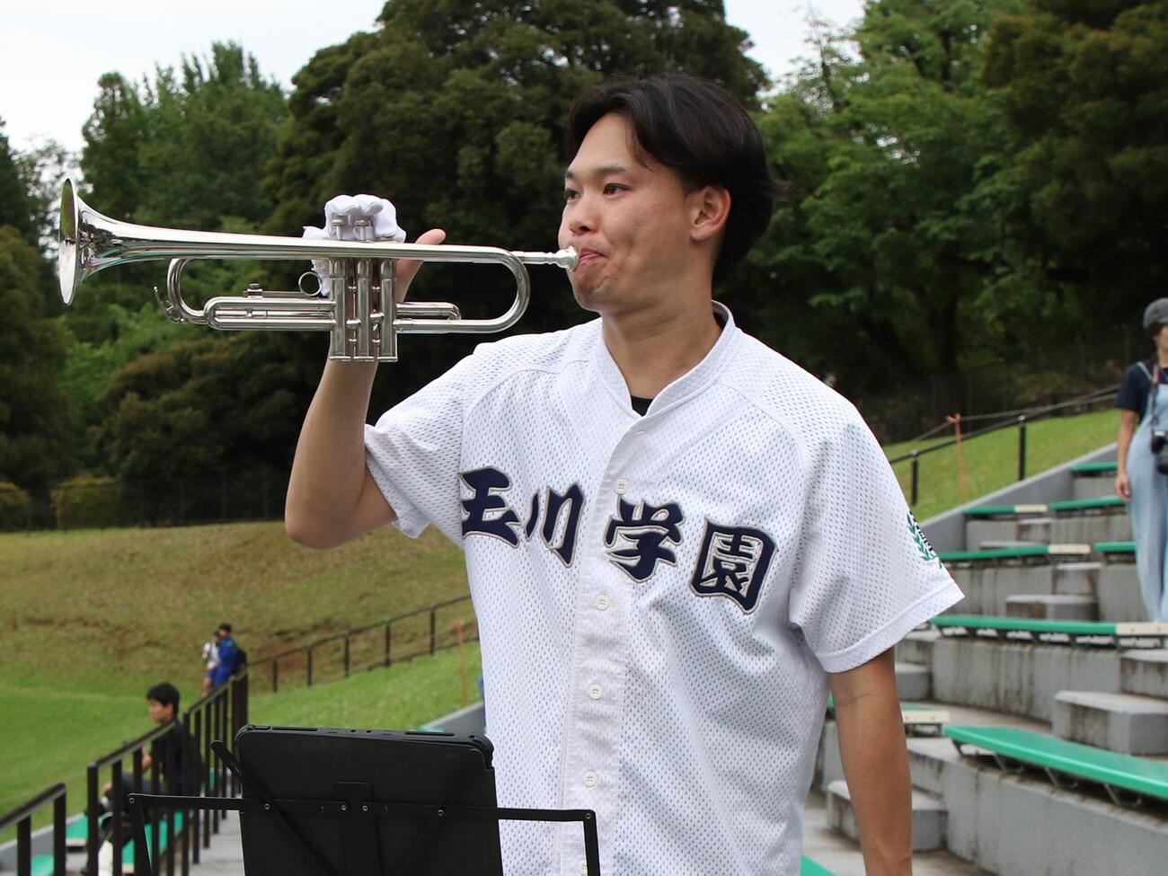応援歌を奏でる玉川学園OBの関本皇太さん（撮影・田島優大）