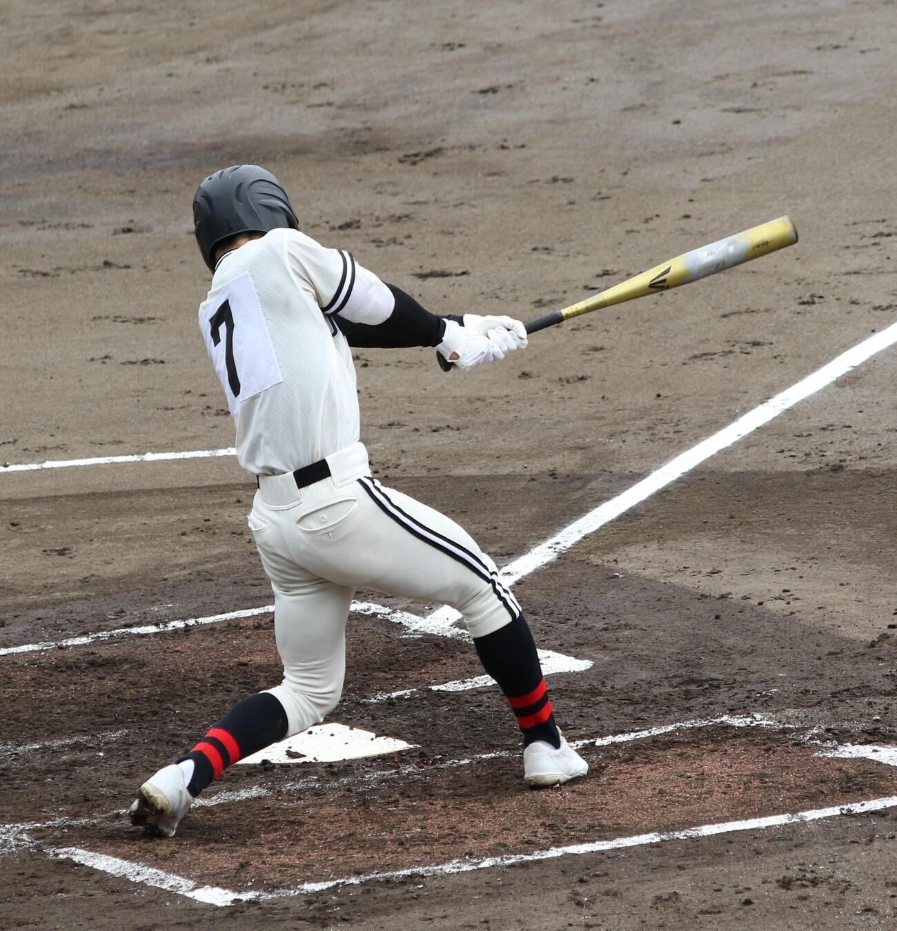 2回、右前打を放つ国立・中島大河（撮影・田島優大）