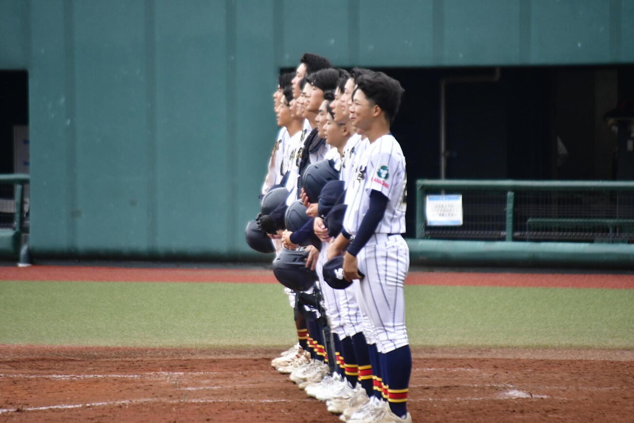 5回コールド勝利収め、校歌を熱唱する城郷ナイン（撮影・平山連）