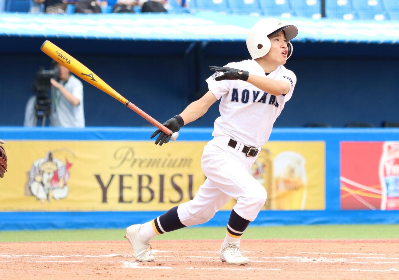 青山対大森　走者一掃の適時三塁打を放った青山・鶴留祐太（撮影・栗林真菜）
