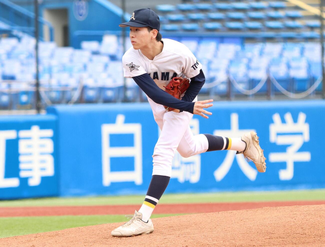 大森戦で力投する青山先発の歳森陽介（撮影・栗林真菜）