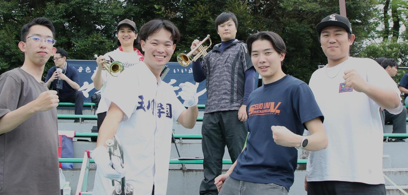 応援団長の関本皇太さん（前列左から2人目）と仲間たち（撮影・田島優大）
