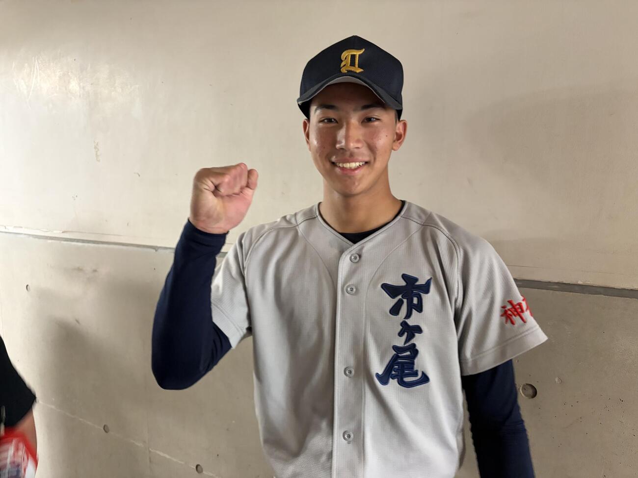 好救援した市ケ尾の中山優太朗は笑顔でガッツポーズ