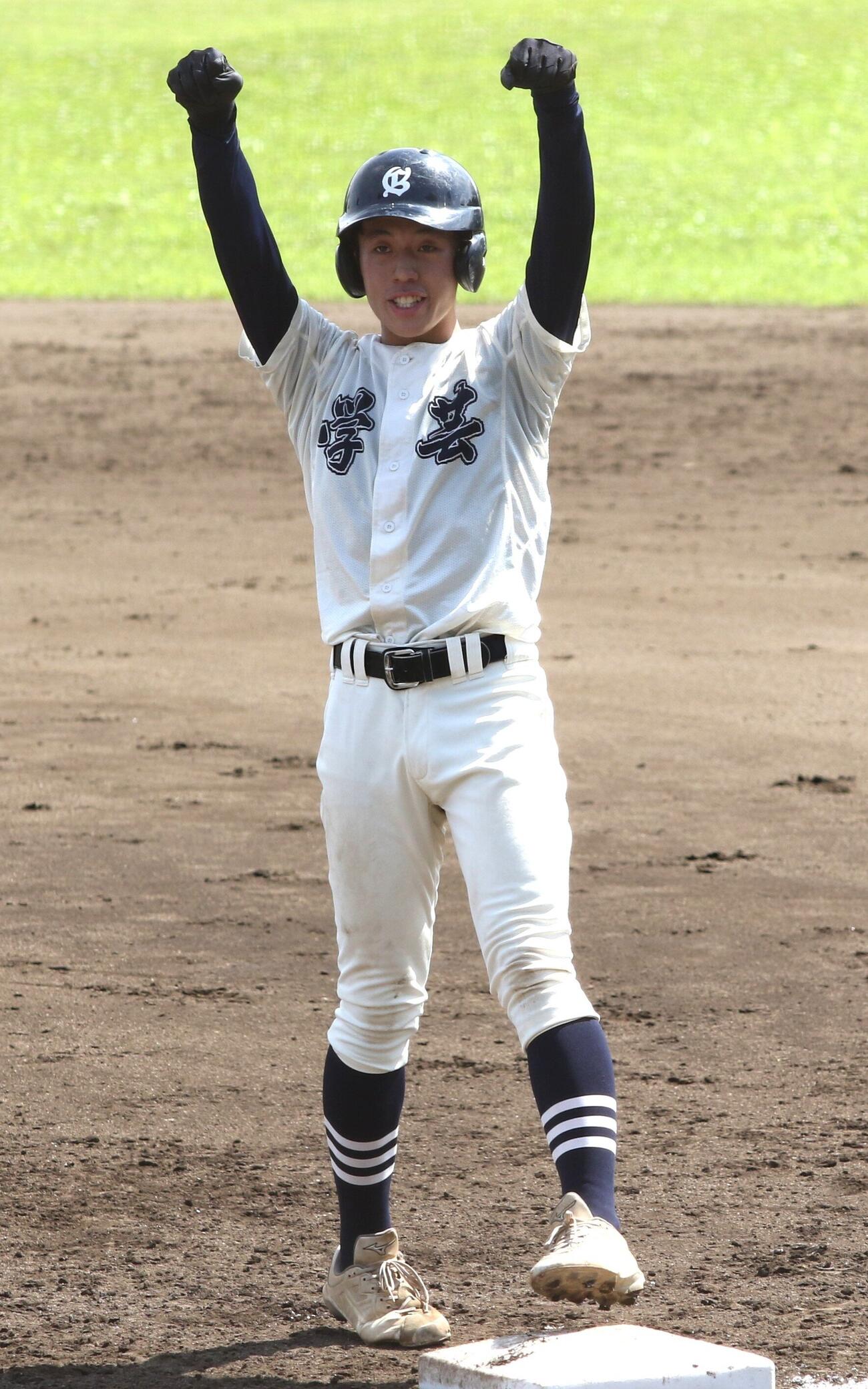 第108回全国高校野球西東京大会　1回戦　東学大付対清瀬　塁上でガッツポーズを見せる東学大付・重松拓歩（撮影・田島優大）