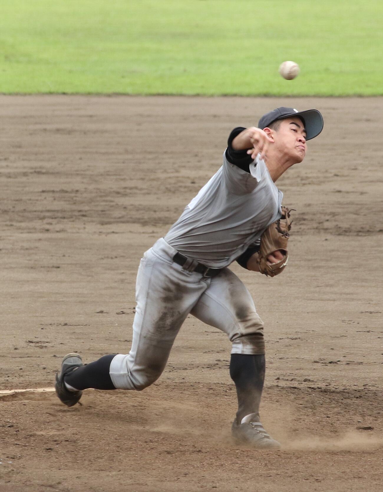 第108回全国高校野球西東京大会　1回戦　三鷹中教校対南平　3番手としてマウンドに上がった三鷹中教校・間中敦斗（撮影・田島優大）