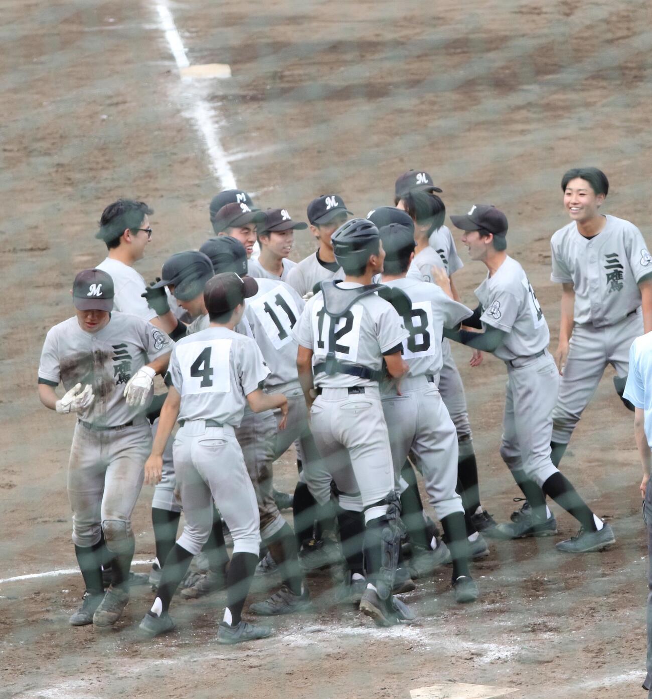 第108回全国高校野球西東京大会　1回戦　三鷹中教校対南平　サヨナラ勝ちに喜ぶ三鷹中教校の選手たち（撮影・田島優大）