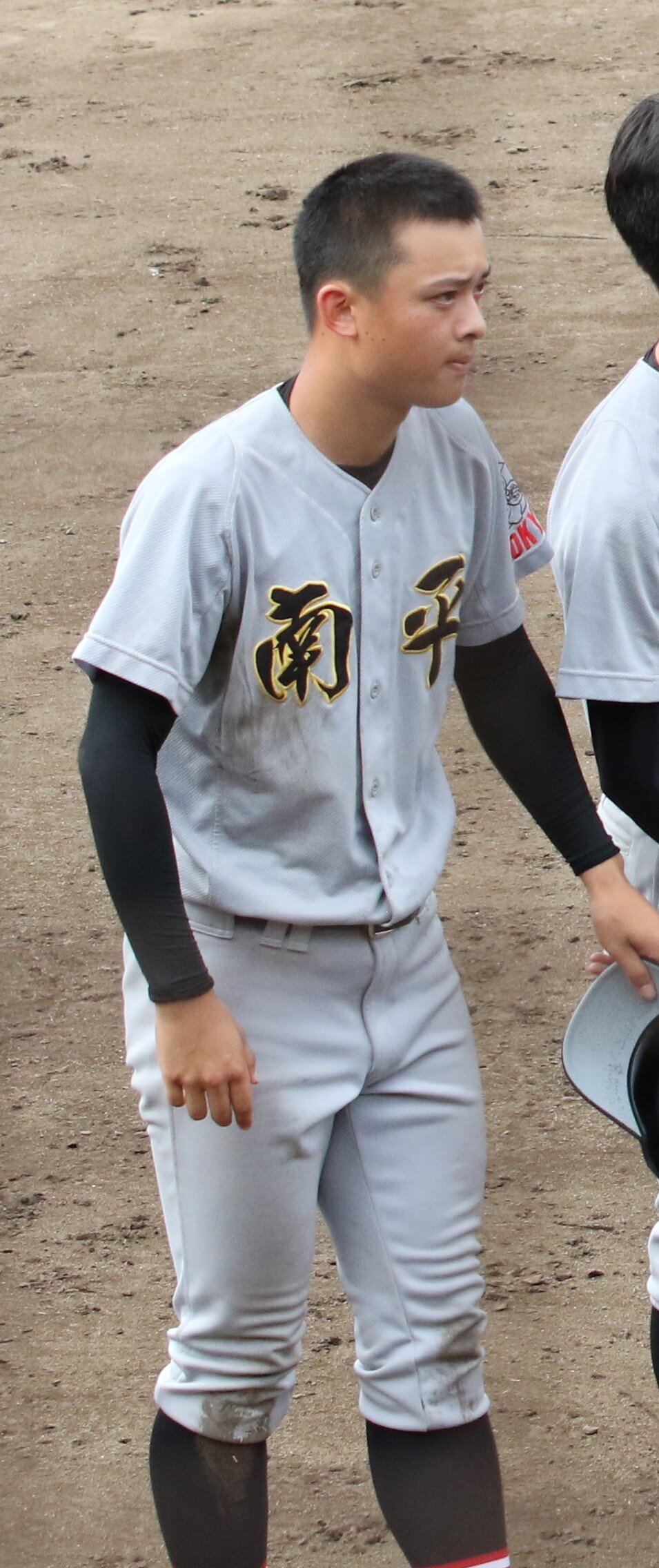 試合後、スタンドに向かって整列する南平・光辻拓馬（撮影・田島優大）＝2026年7月8日