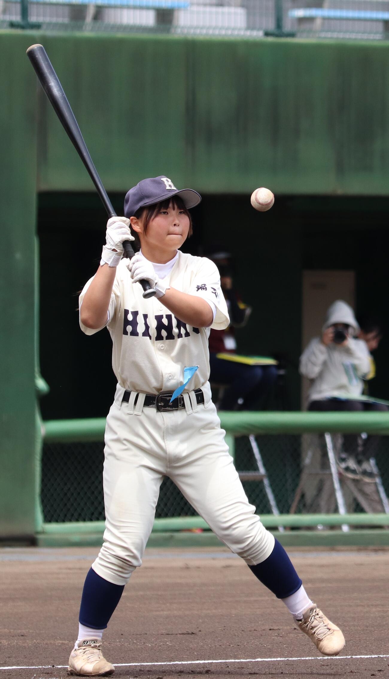 第108回全国高校野球埼玉大会　1回戦　試合前のシートノックでノックを打つ飯能・花岡咲愛（撮影・会田京叶）