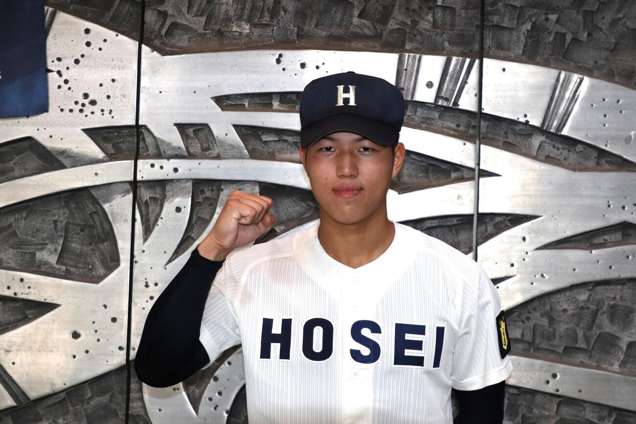 試合後、ガッツポーズをとる法政二・松田早太（撮影・服部航大）＝2026年7月8日